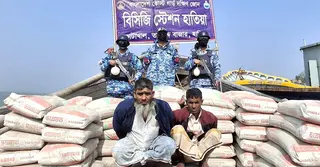 মিয়ানমারে পাচারকালে বিপুল পরিমাণ সিমেন্টসহ ২ পাচারকারীকে আটক